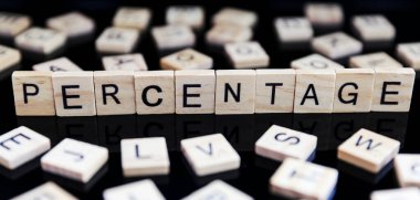 Siyah arkaplandaki ahşap harflerden oluşan yüzdelik metin 