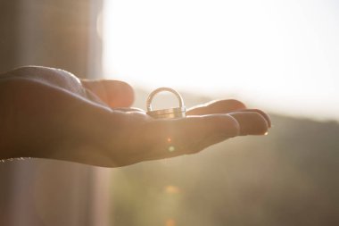 Alyanslar bulanık arka planda kadın elinde.