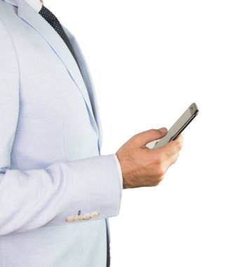 Akıllı telefon kullanan, beyaz arka planda izole edilmiş bir iş adamını kapat