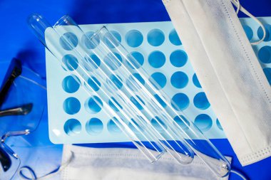 Coronavirus testi. Test tüpleri ilham verici koruyucu solunum maskesi üzerinde yatıyor. COVID-19 testi ya da SARS-CoV-2 testi. Yayılmayın. koruyucu sağlık ekipmanları