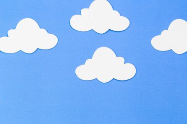 Bulutlu mavi gökyüzü, çerçeve, kopyalanmış uzay. El yapımı oyuncaklar. Soyut gökyüzü. Seyahat acentesi, motivasyon, iş geliştirme kavramı