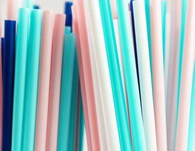 Plastik pipetlerle dolu, parti için arka plan, renkli ve parlak plastik pipetlerin fotokopi alanı ile kapatılması.