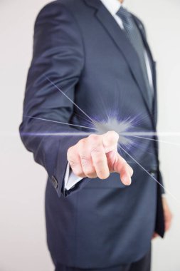 Sanal ekranda işadamının kırpılmış bölümü düğmeye basıyor 