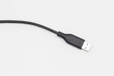 Beyaz arkaplanda USB şarj kablosu bağlantıları 