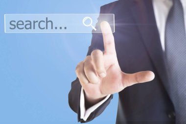 Sanal ekranda iş adamının kırpılmış bölümü arama tuşuna basıyor 