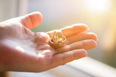 Alyanslar bulanık arka planda kadın elinde.