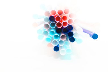 Plastik pipetlerle dolu, parti için arka plan, renkli ve parlak plastik pipetlerin fotokopi alanı ile kapatılması.