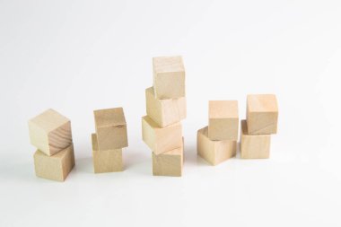 Beyaz arkaplanda izole edilmiş küçük tahta kare küpler