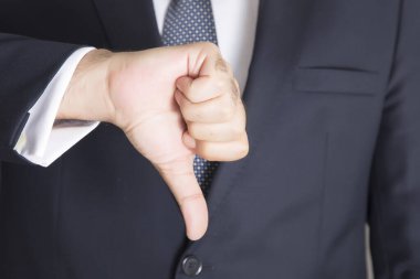 başparmak aşağı gösteren iş adamı.