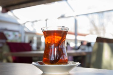 Masada bir bardak çay.