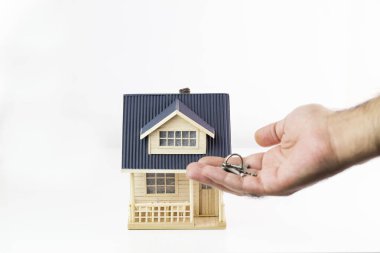 Yeni emlak konsepti, ev ve erkek eli almak. Ev Kavramınızı Koruyun