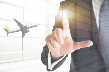 Sanal ekranda parlayan düğmeye işadamı eli değdi