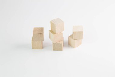 Beyaz arkaplanda izole edilmiş küçük tahta kare küpler