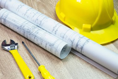 Bina planı ve sarı miğferli mimari arkaplan.