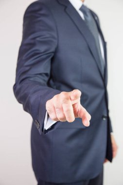 Sanal ekranda işadamının kırpılmış bölümü düğmeye basıyor 