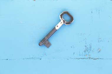 Mavi arka planda antika eski anahtar