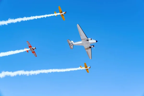 Klasik Çift Kanatlı Uçak Duman Izleriyle Takla Atar Uçak Gösterisi — Stok fotoğraf