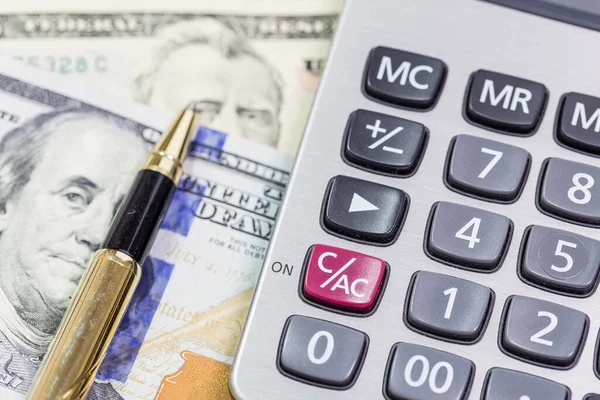 Dolar ve hesap makinesi yakın plan, mali geçmiş 
