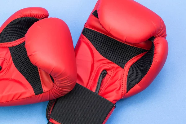 Dvojice Červených Kožených Boxerských Rukavic Izolovaných Modrém Pozadí — Stock fotografie