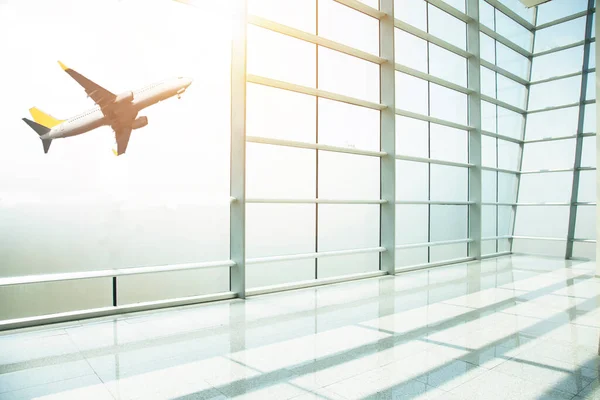 Havaalanı terminalinde uçan uçak