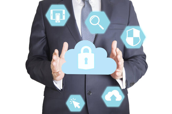 Обрезанный раздел бизнесмена касающийся кнопки облачной безопасности на виртуальном экране 