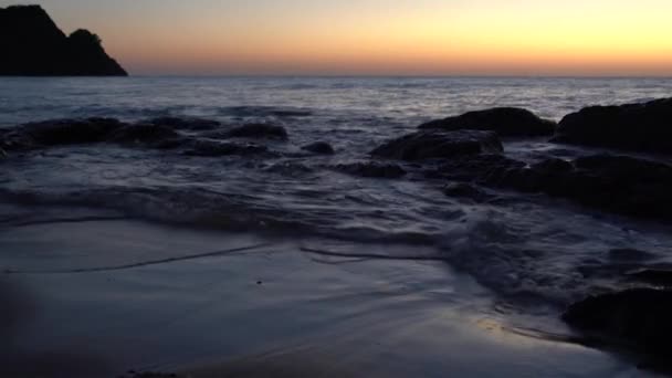 Vågor Tvätta Försiktigt Upp Stranden Sedan Avtar Som Solnedgången Vacker — Stockvideo