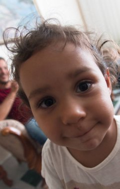 Küçük şirin bir kızın portresi.