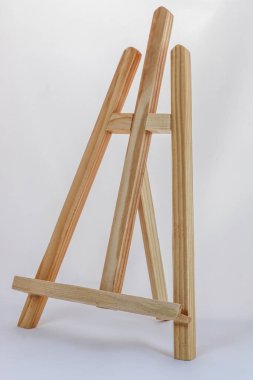 Beyaz arkaplanda ahşap sehpa izole