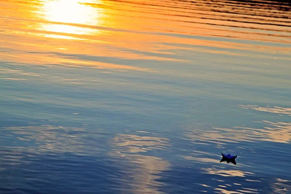 Origami Bateau Papier Sur Eau Causant Des Vagues Des Ondulations — Photo