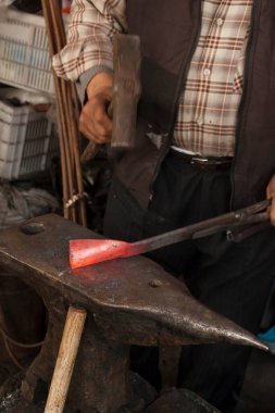 Metalle çalışan adam 