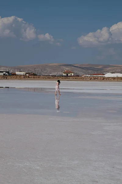 Una Chica Vestida Blanco Camina Por Playa —  Fotos de Stock