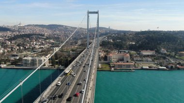 İstanbul Boğaz Köprüsü, Gökyüzü manzaralı 15 Temmuz Şehit Köprüsü. asma köprü araç trafiği  