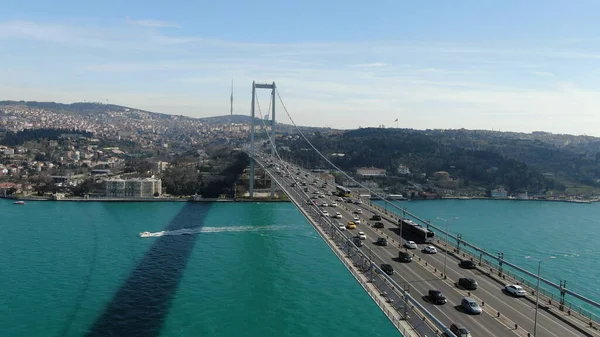 İstanbul Boğaz Köprüsü, Gökyüzü manzaralı 15 Temmuz Şehit Köprüsü. asma köprü araç trafiği  