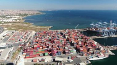 Gündoğumunda tersanede çalışan vinç köprüsü, lojistik ihracat ve ulaşım sektörü geçmişi olan konteyner kargo gemisi ve kargo uçağının lojistik ve taşımacılığı 