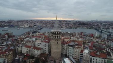 Golden Horn istanbul ile hava manzaralı galata kulesi. İstanbul şehrinin havadan görünüşü 