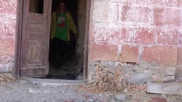 Young Woman Posing Old House Abandoned — Stock Video