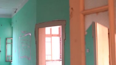 Terk edilmiş eski evin içinde. 
