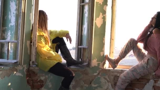 Dois Amigos Estão Dançando Cidade — Vídeo de Stock