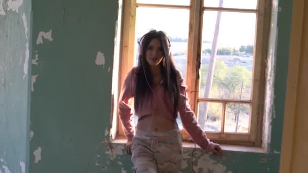 Жінка Дивиться Старе Вікно Вінтажний Портрет Молодої Жінки Старий Будинок — стокове відео