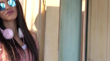 Genç ve güzel bir kadın müzik dinlerken dans ediyor.