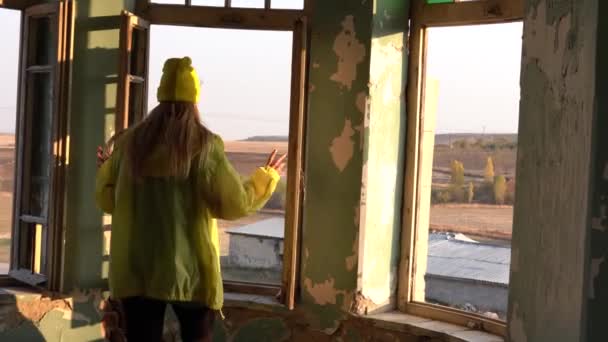 Νεαρή Γυναίκα Που Ποζάρει Ένα Παλιό Σπίτι Εγκαταλελειμμένη — Αρχείο Βίντεο