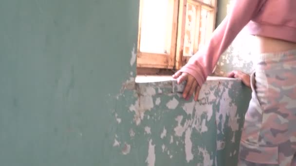 Ung Kvinna Poserar Ett Gammalt Hus Övergiven — Stockvideo