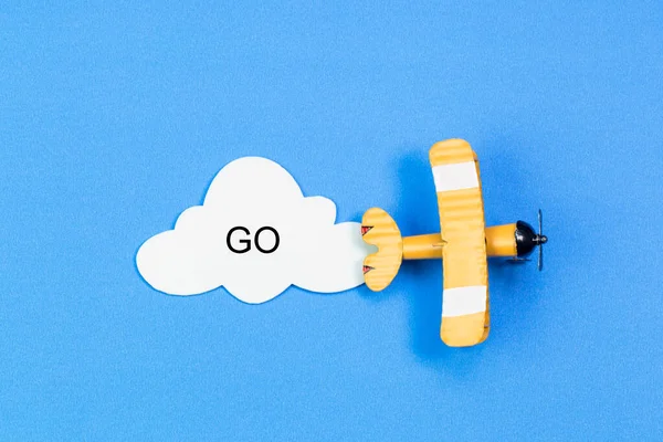 Іграшковий Літак Фоні Блакитного Неба Паперовою Хмарою — стокове фото