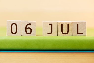 Ağaç küpleri takvimi, 06 Temmuz için yeşil kitap, yakın plan