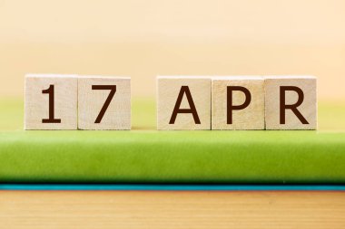 Ahşap küplerin takvime göre 17 Nisan Yeşil Kitap, yakın plan