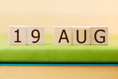 Yeşil kitaptaki 19 Ağustos takvimi için ahşap küp takvimi, yakın plan