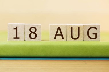 18 Ağustos takvimi için ahşap küp takvimi yeşil kitap, yakın plan