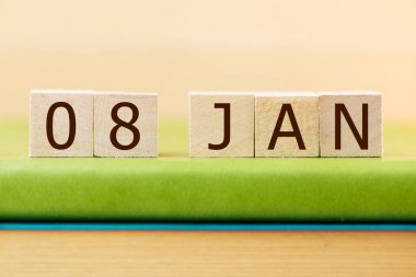Ahşap küpler takvimi için 08 Ocak Yeşil Kitap, yakın plan