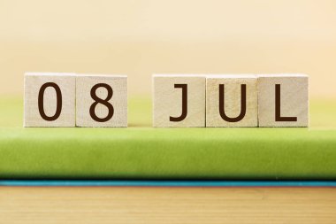 Ahşap küpler takvimi için 08 Temmuz Yeşil Kitap, yakın plan