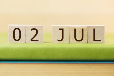 Ahşap küplerin takvimi 02 Temmuz Yeşil Kitap, yakın plan